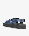 Blå lædersandal fra Shoedesign Copenhagen med krydsede stropper og sort, robust sål.