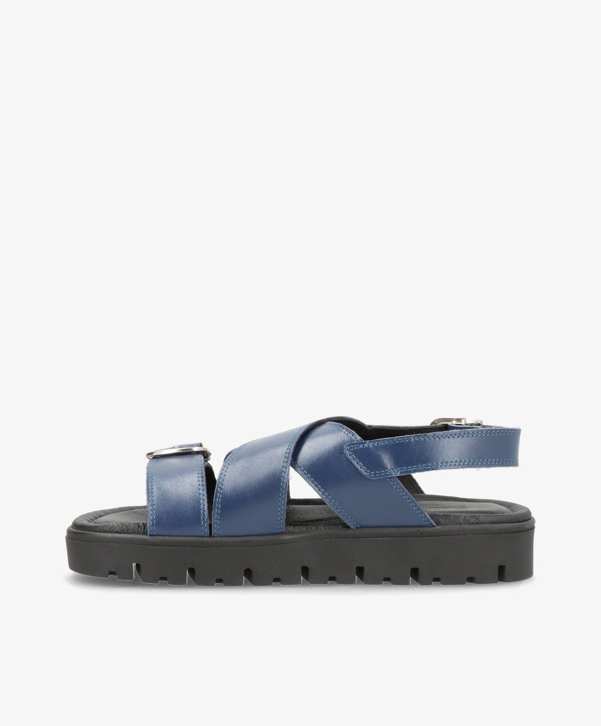 Blå lædersandal med krydsremme og justerbar spænde fra Shoedesign Copenhagen, set fra siden.