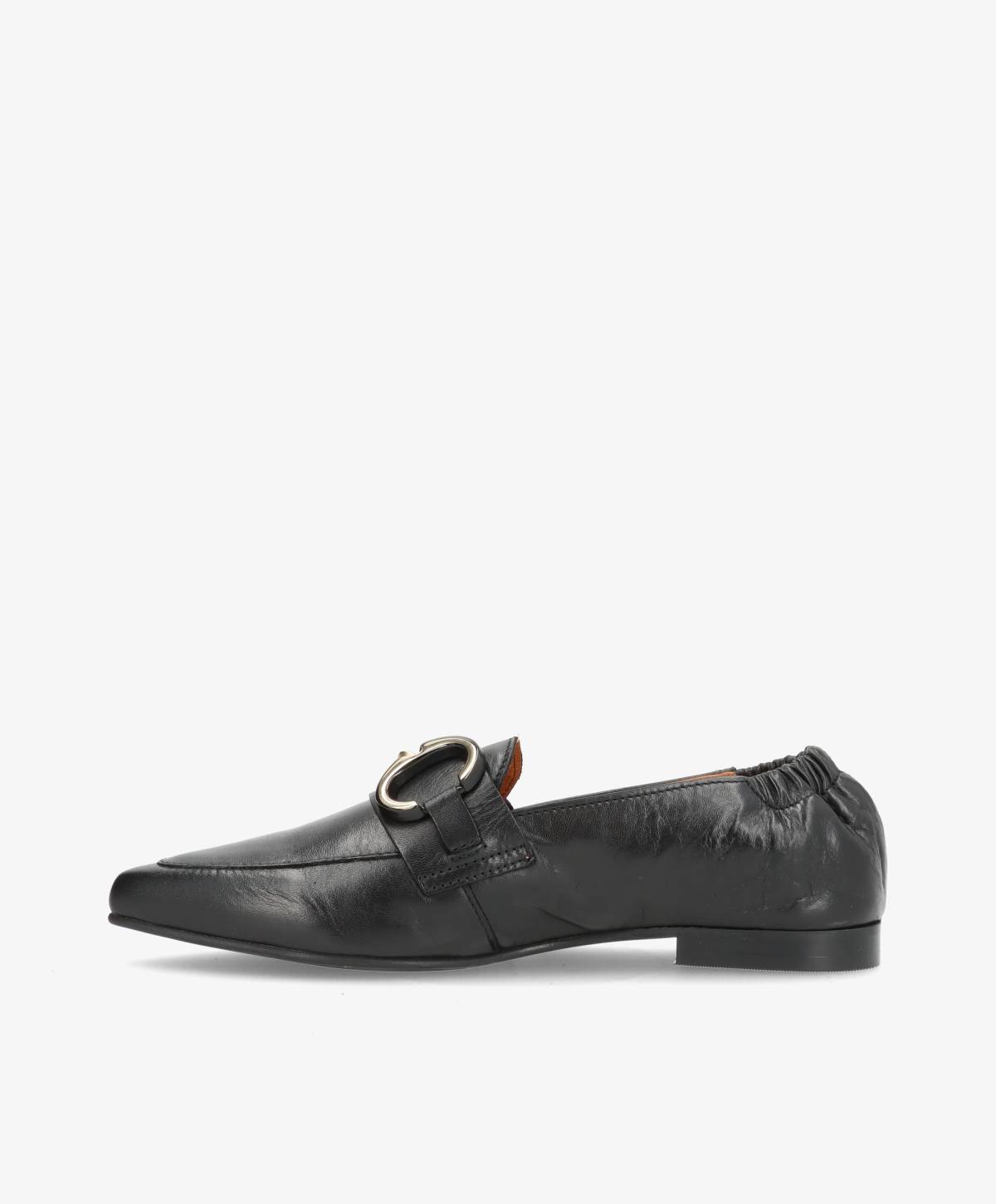 Sort læderloafers fra Shoedesign Copenhagen med metalspænde og elastisk hælkappe.