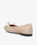 Billede af en beige ballerina-sko fra Shoedesign Copenhagen, set fra siden med en lille sløjfe på toppen.