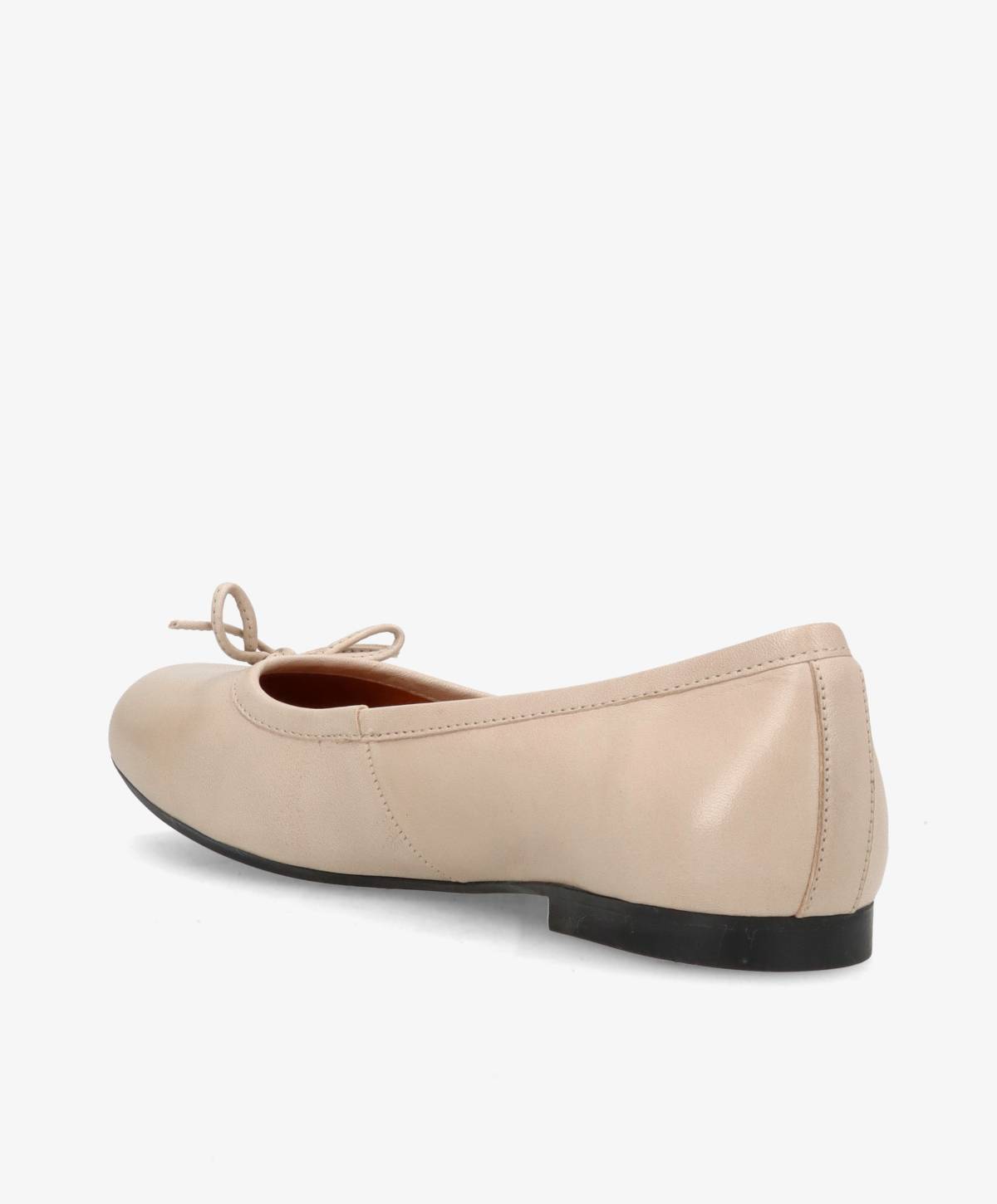 Billede af en beige ballerina-sko fra Shoedesign Copenhagen, set fra siden med en lille sløjfe på toppen.