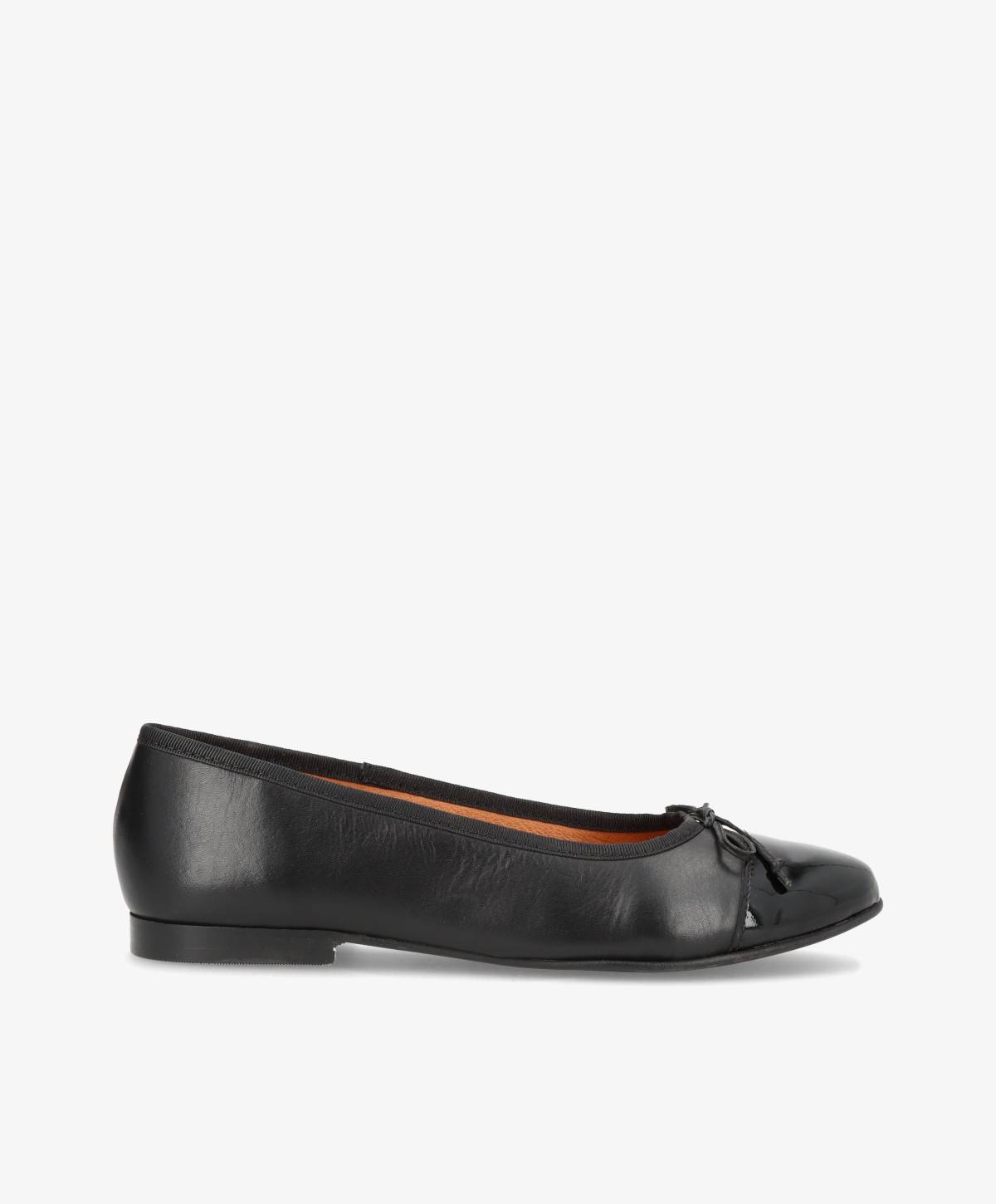 Sort ballerina sko fra Shoedesign Copenhagen med en lille sløjfe foran.