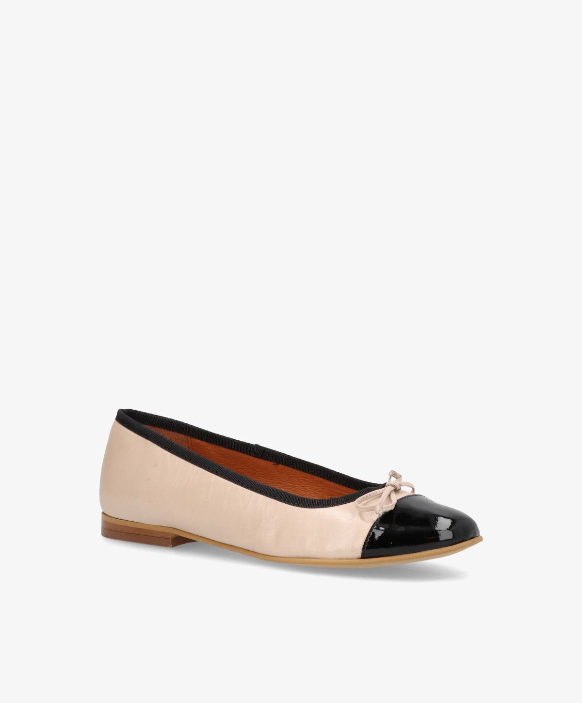 Balletsko fra Shoedesign Copenhagen i beige med sort tå og lille sløjfe.