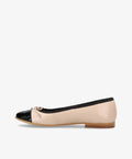 Balletsko fra Shoedesign Copenhagen i beige og sort med en lille sløjfe foran.
