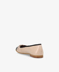 Bagside af en beige og sort ballerina-sko fra Shoedesign Copenhagen, set fra en skrå vinkel.