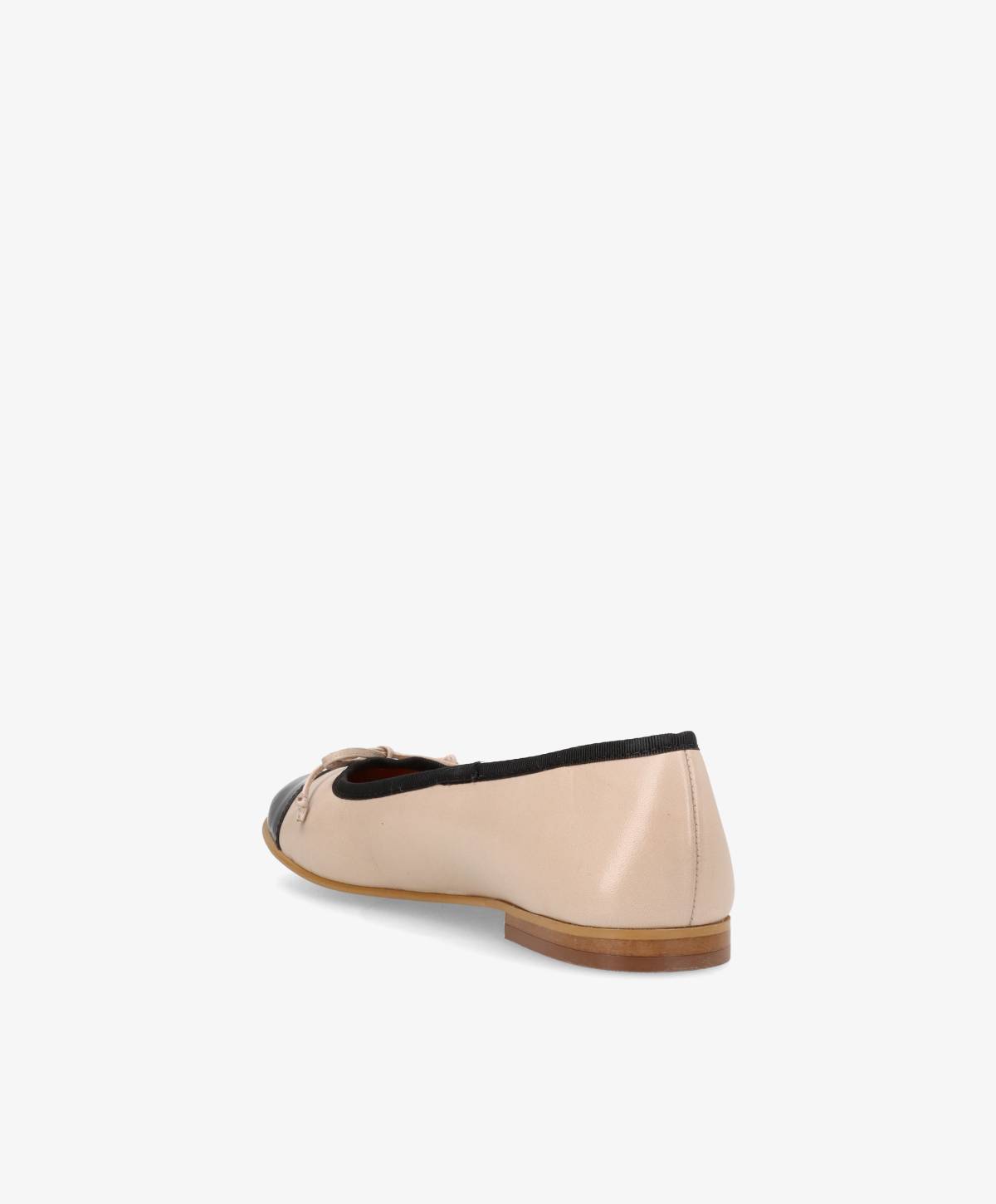 Bagside af en beige og sort ballerina-sko fra Shoedesign Copenhagen, set fra en skrå vinkel.