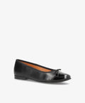 Sort ballerina-sko fra Shoedesign Copenhagen med lakdetaljer og lille sløjfe foran.