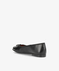 Sort ballerina sko fra Shoedesign Copenhagen set fra siden, med en lille sløjfe på snuden.