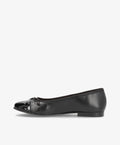Sort ballerina sko fra Shoedesign Copenhagen med skinnende tå og flad hæl.
