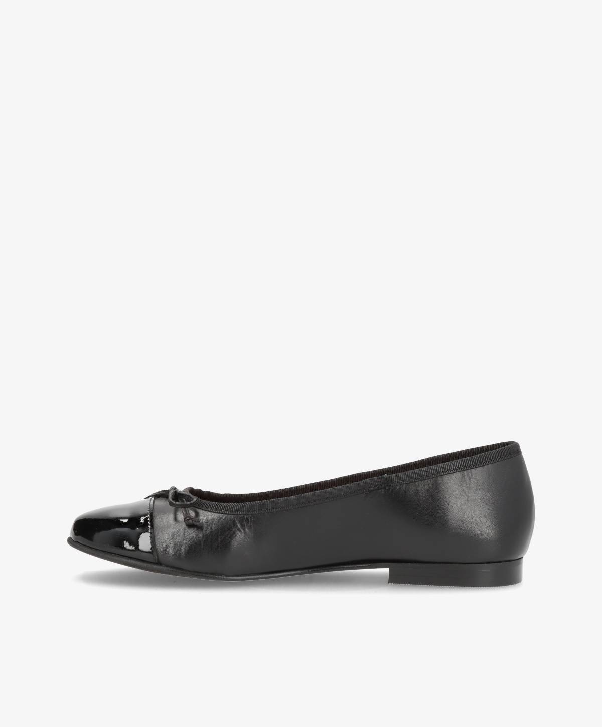 Sort ballerina sko fra Shoedesign Copenhagen med skinnende tå og flad hæl.