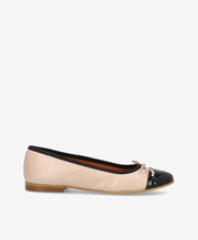Balletsko fra Shoedesign Copenhagen i beige med sort tå og lille sløjfe.
