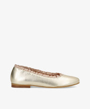 Guldfarvet ballerina sko fra Shoedesign Copenhagen med flad hæl og rynket kantdetalje.