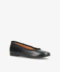 Sort ballerina-sko fra Shoedesign Copenhagen med flad hæl og elastisk kant.