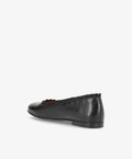 Sort læderballerina fra Shoedesign Copenhagen set fra siden, med flad sål og elastisk kant.