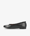 Sort læderballerina fra Shoedesign Copenhagen med flad sål og rynket kantdetalje.