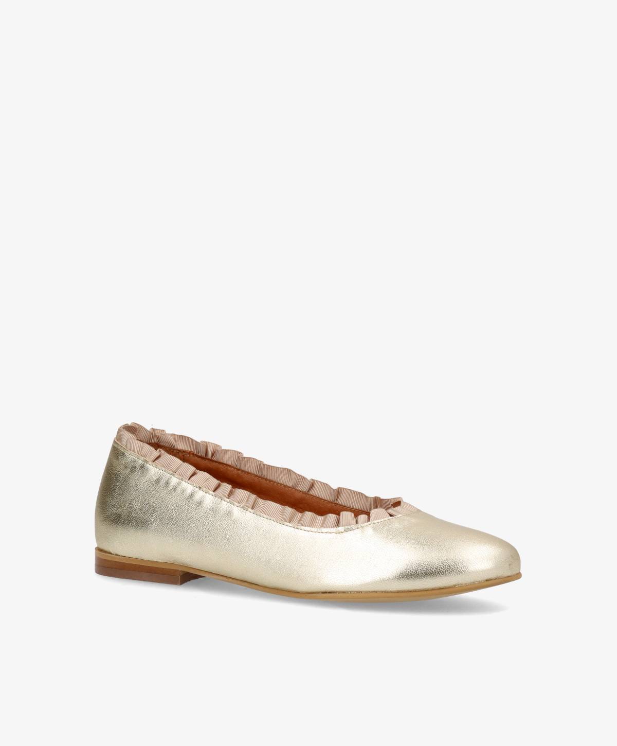 Guld ballerinasko fra Shoedesign Copenhagen med flad sål og rynket kantdetalje.