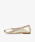 Guld ballerinasko fra Shoedesign Copenhagen med flad hæl og rynket kantdetalje.