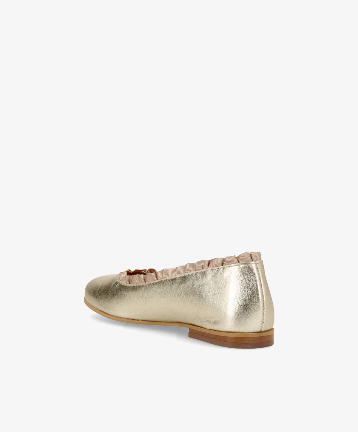Guld ballerina sko fra Shoedesign Copenhagen med flad sål og rynket kantdetalje.