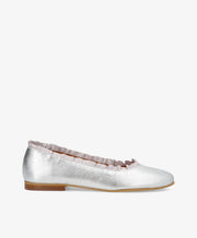 Sølvfarvet ballerina-sko fra Shoedesign Copenhagen med flad sål og rynket kantdetalje.