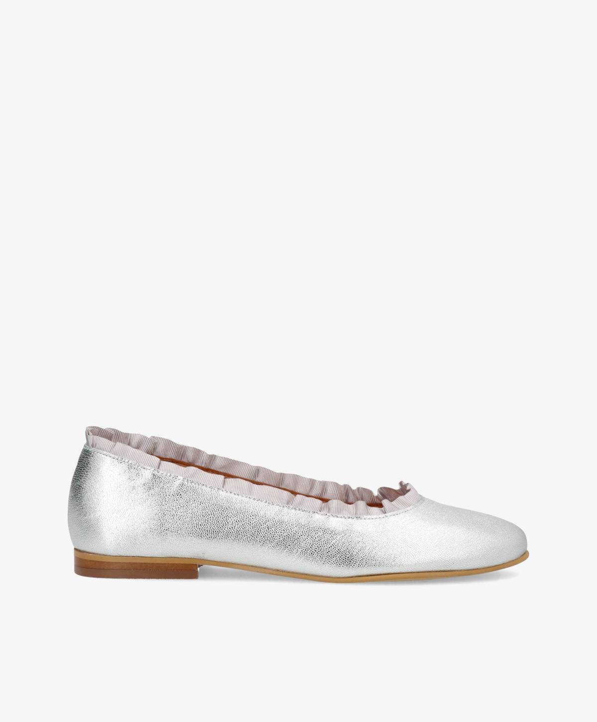 Sølvfarvet ballerina-sko fra Shoedesign Copenhagen med flad sål og rynket kantdetalje.