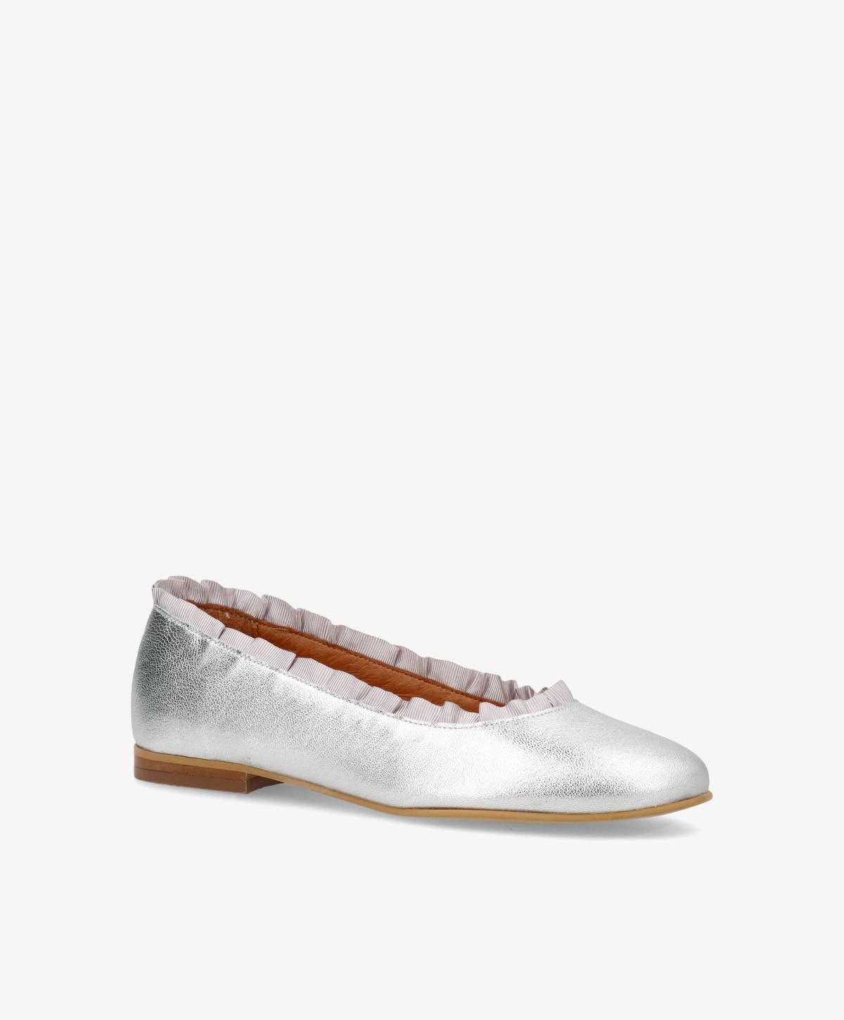 Sølvfarvet ballerina-sko fra Shoedesign Copenhagen med flad sål og rynket kantdetalje.