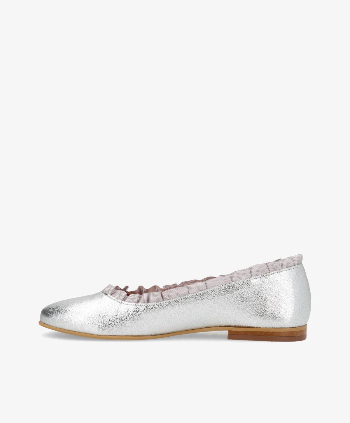 Sølvfarvet ballerina-sko fra Shoedesign Copenhagen med flæsekant og lav hæl.