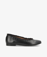 Sort læderballerina fra Shoedesign Copenhagen med flad sål og rynket kantdetalje.
