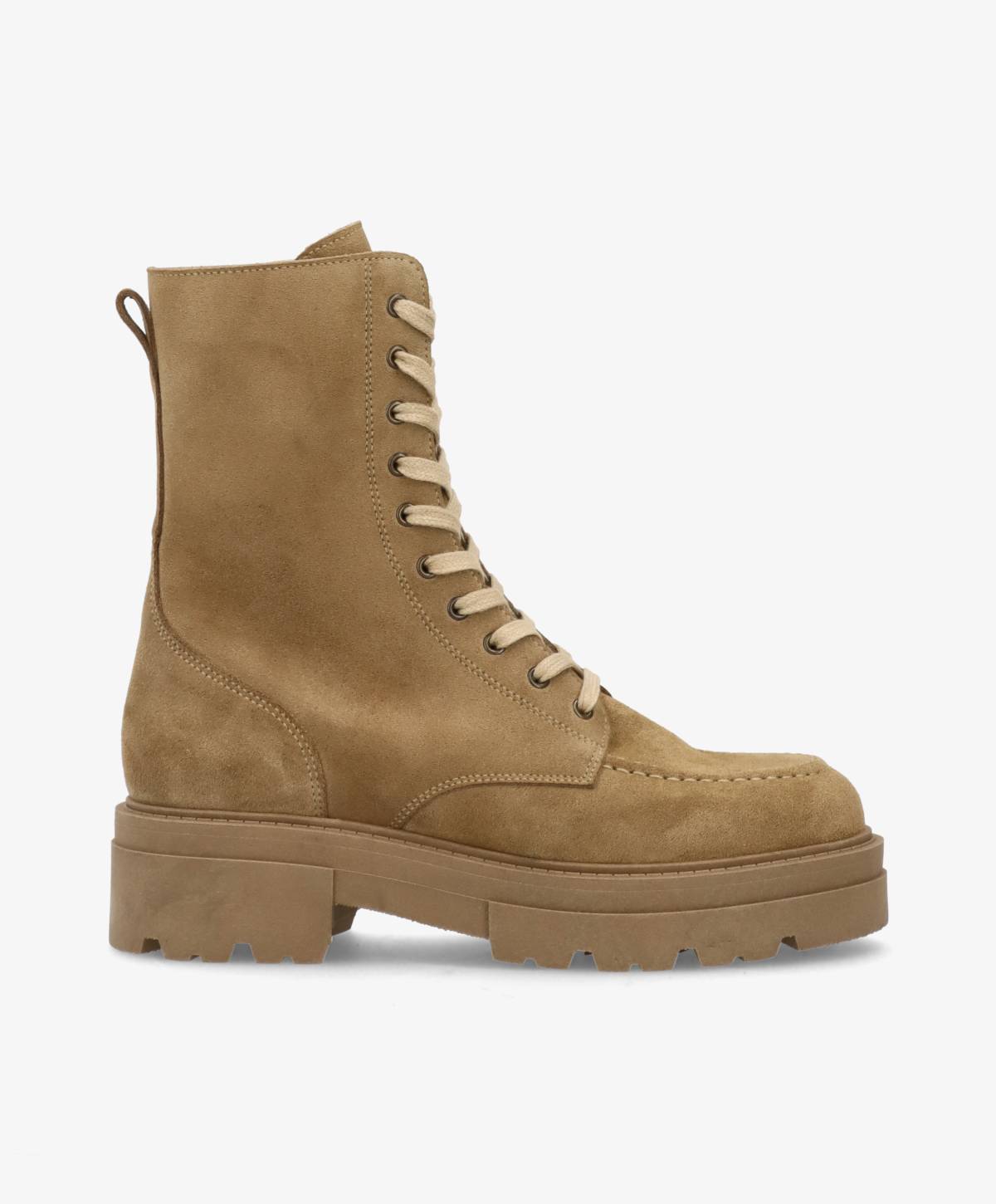 Brun støvle fra Shoedesign Copenhagen med snørebånd og kraftig sål.