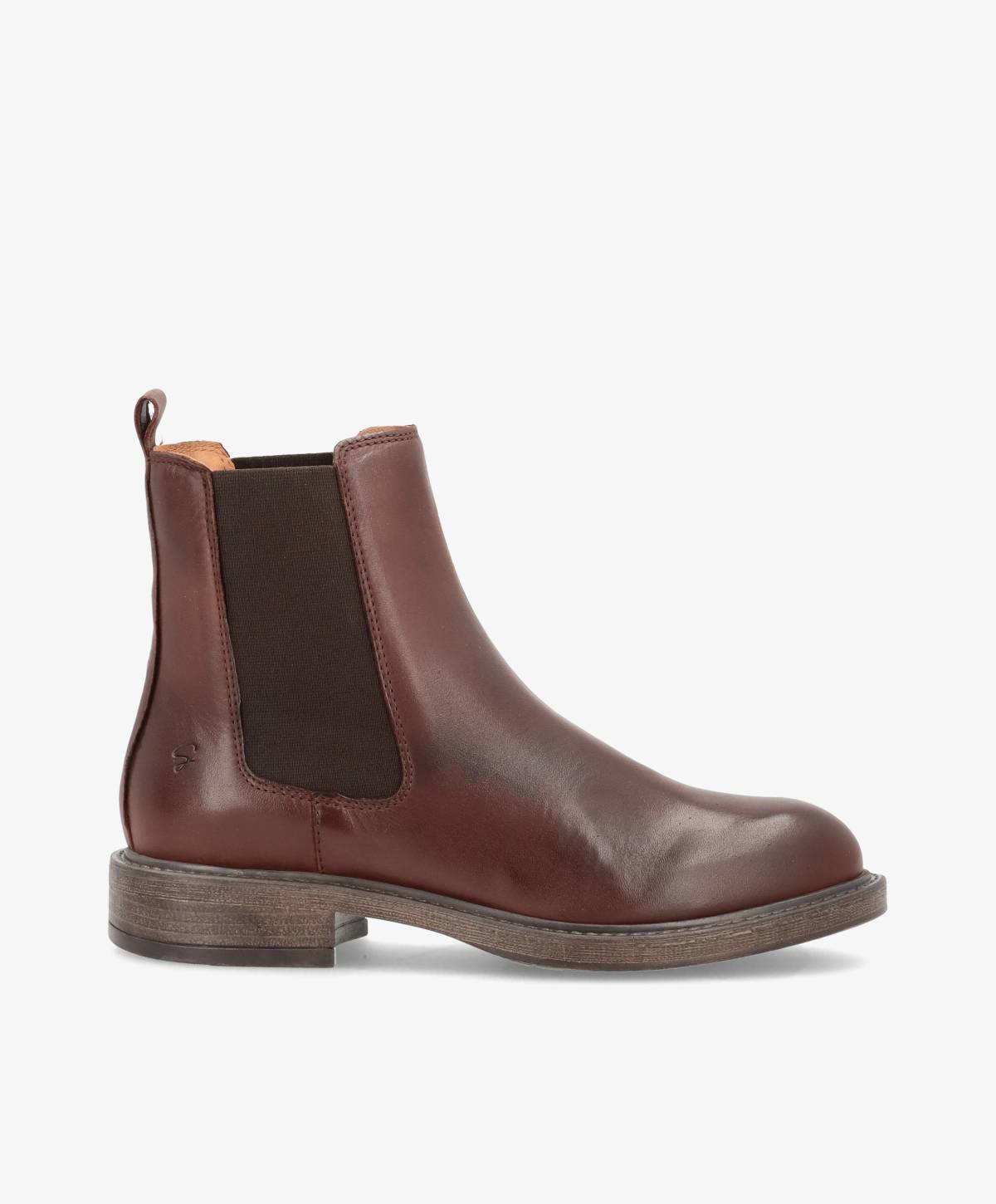 Brun læder Chelsea-støvle fra Shoedesign Copenhagen med elastiske sidepaneler og lav hæl.