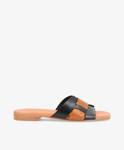 Et par flade sandaler fra Shoedesign Copenhagen med sort og brun læderrem.