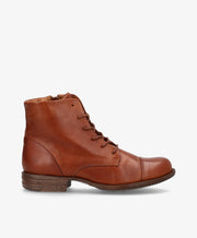 Brun læderstøvle fra Shoedesign Copenhagen med snørebånd og lynlås på siden, flad hæl og rund tå.