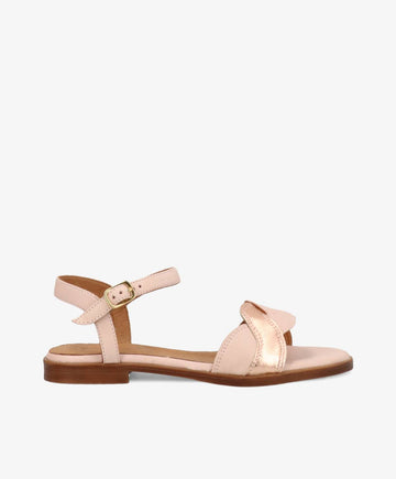 Lyserøde sandaler fra Shoedesign Copenhagen med justerbar ankelrem og flad sål.