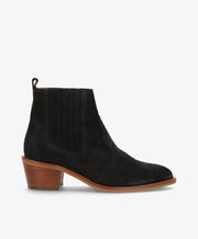 Sort ankelstøvle fra Shoedesign Copenhagen med brun hæl og elastiske paneler.