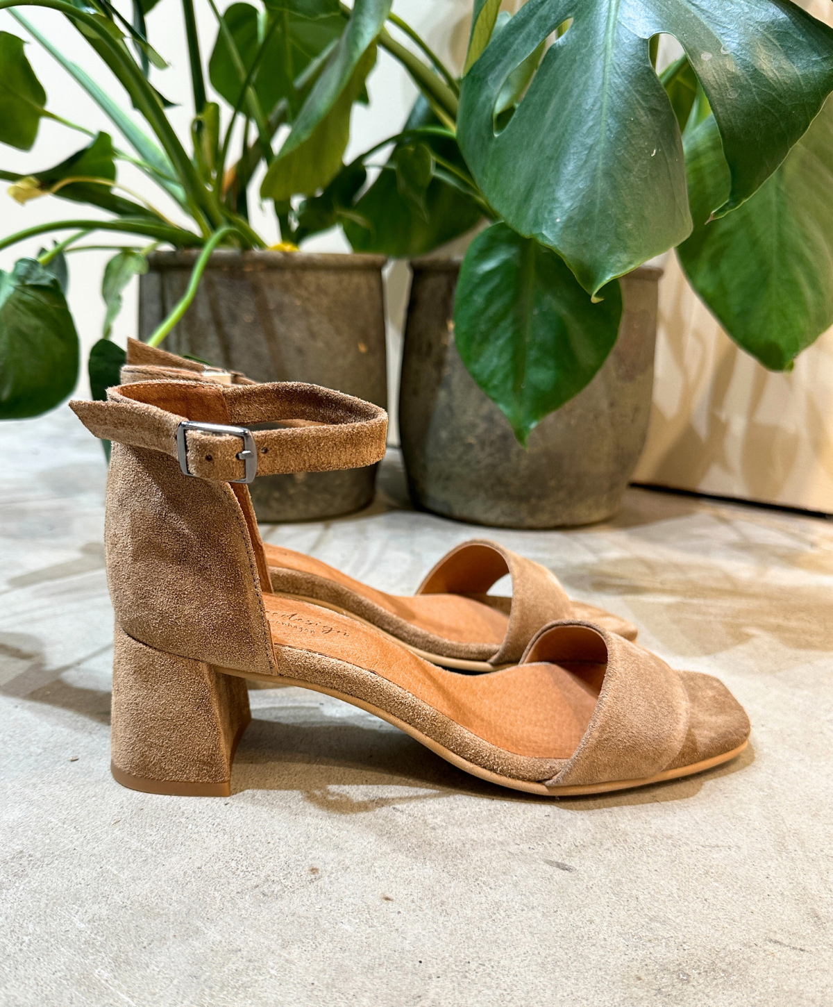 hjemme Investere peber ALICE - Dame sandal ruskind - Beige – Shoedesign Copenhagen