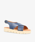 Blå lædersandal med krydsremme og justerbar spænde fra Shoedesign Copenhagen, flad hvid sål.