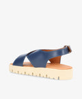 Blå sandal fra Shoedesign Copenhagen med krydsede remme og beige sål.