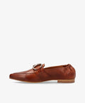 Brun læderloafer fra Shoedesign Copenhagen med metalspænde og elastisk hælkant.