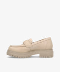 Beige loafers fra Shoedesign Copenhagen med kraftig sål og minimalistisk design.