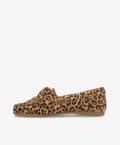 Leopardmønstret mokkasin fra Shoedesign Copenhagen set fra siden.