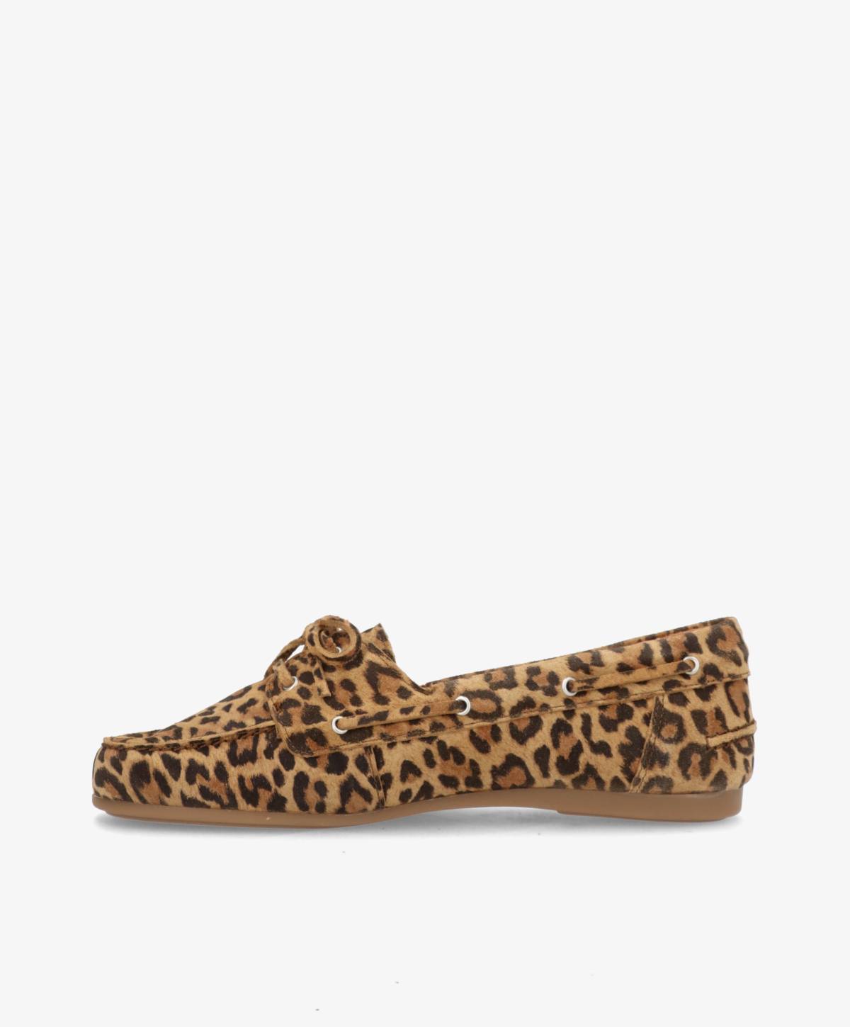 Leopardmønstret mokkasin fra Shoedesign Copenhagen set fra siden.