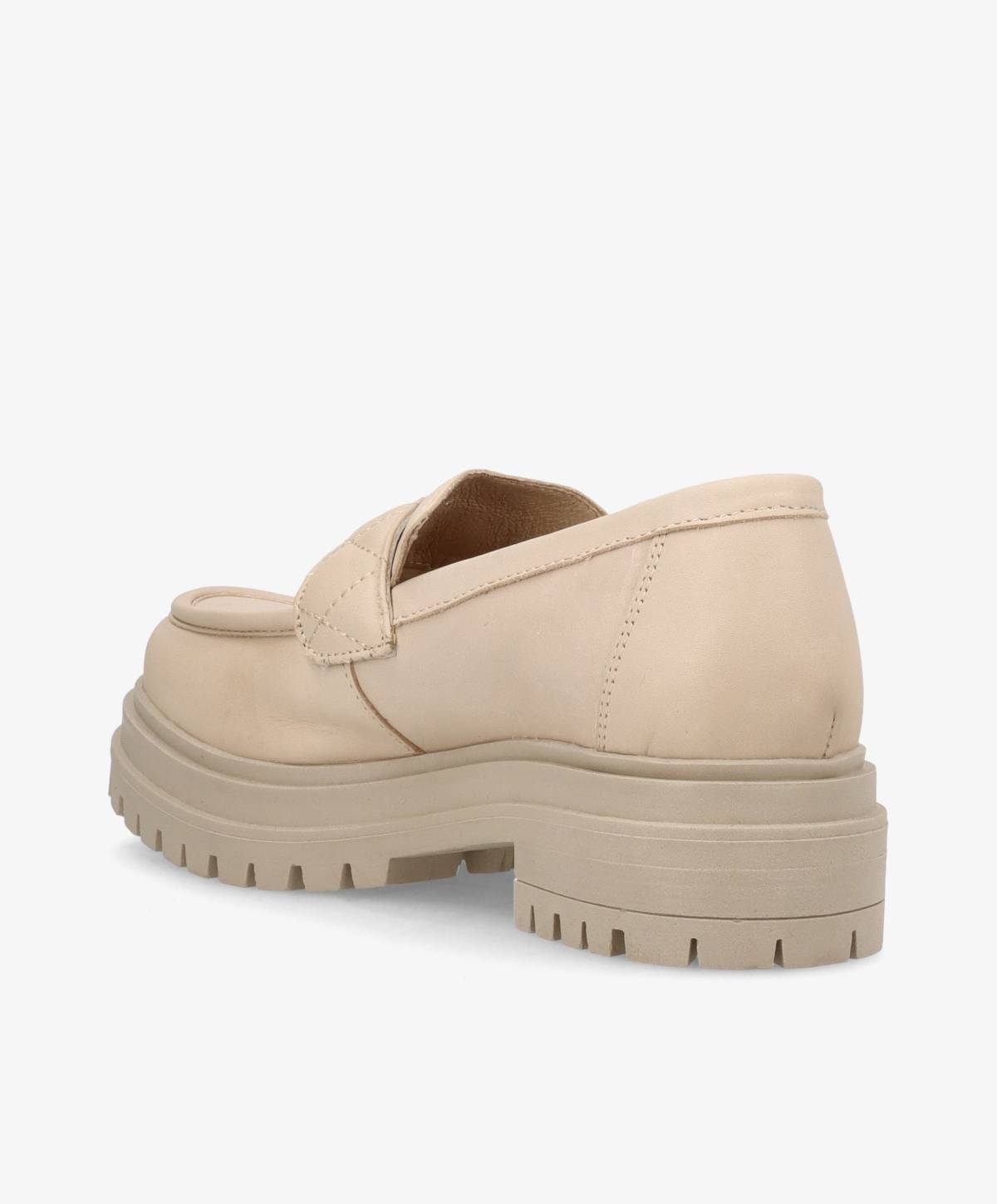 Billede af en beige loafer fra Shoedesign Copenhagen med en kraftig sål, set bagfra.