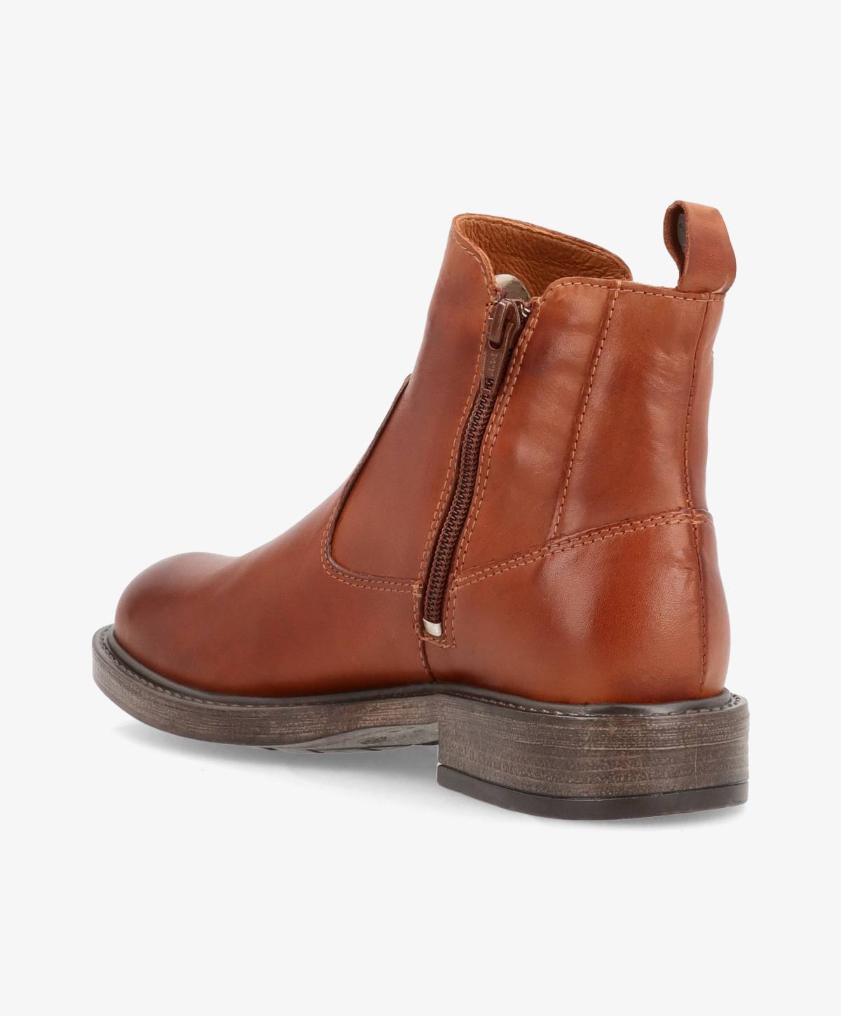 Brun læderstøvle fra Shoedesign Copenhagen med lynlås på siden og lav hæl.