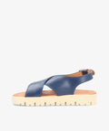 Blå lædersandal med krydsremme og beige sål fra Shoedesign Copenhagen.