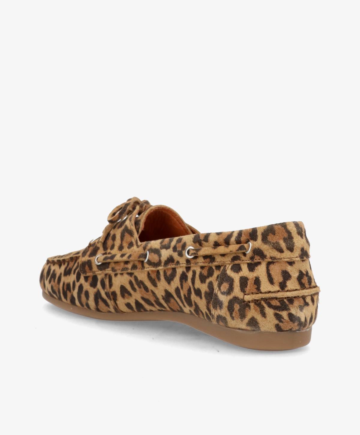 Leopardmønstret mokkasin fra Shoedesign Copenhagen set bagfra, med snøredetaljer og flad sål.