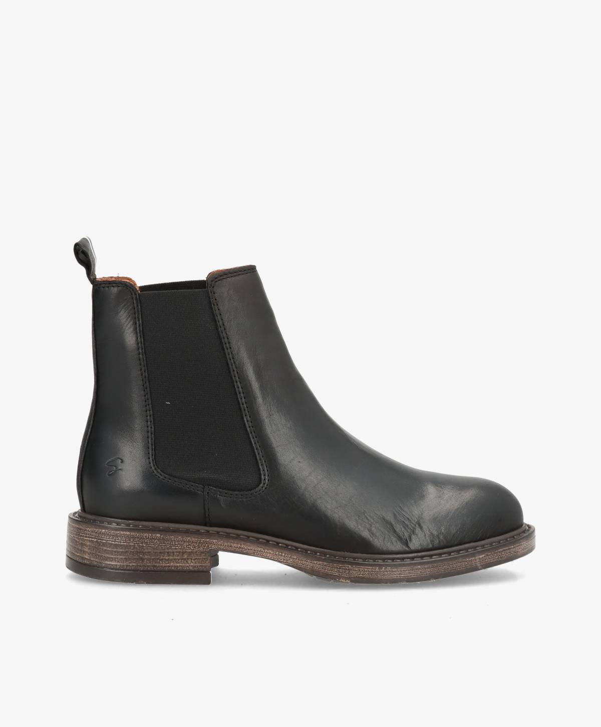 Sort Chelsea-støvle fra Shoedesign Copenhagen med elastiske sidepaneler og brun sål.