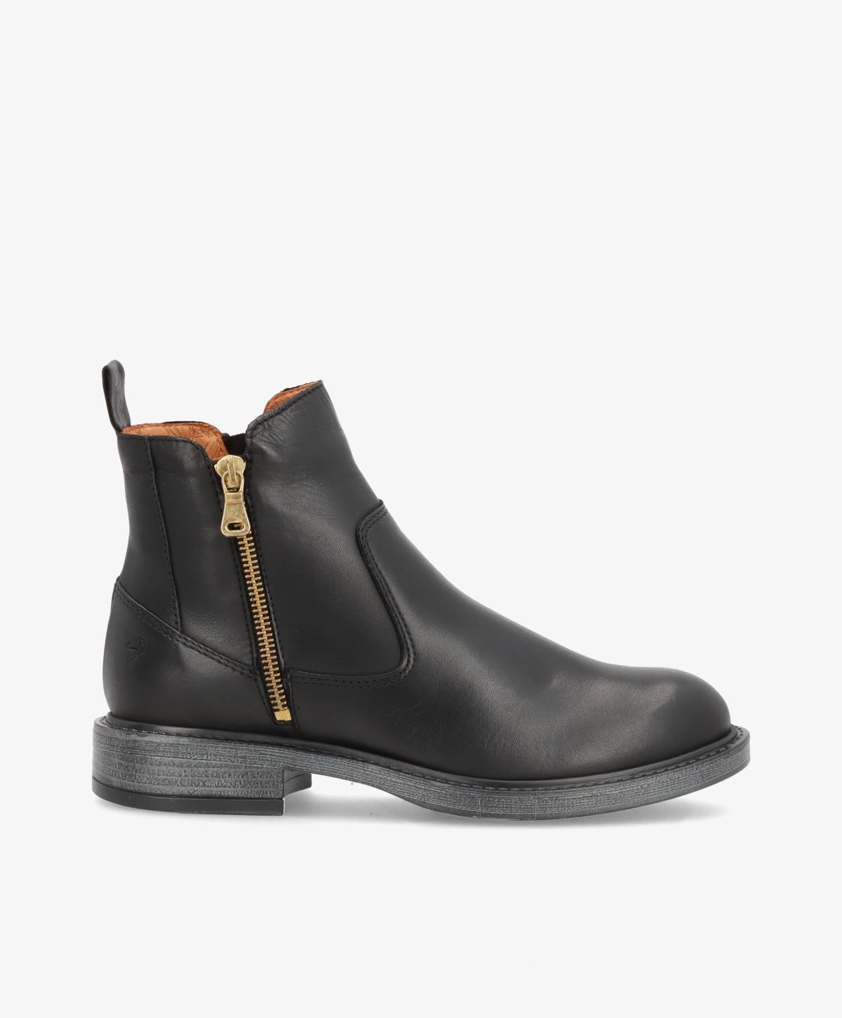 Sort ankelstøvle fra Shoedesign Copenhagen med lynlås på siden og lav hæl.