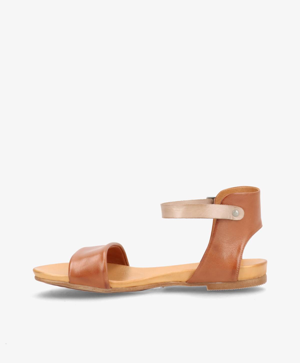 Brun lædersandal fra Shoedesign Copenhagen med ankelrem og flad sål.