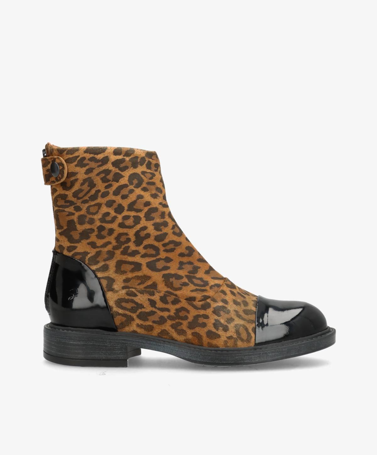 Dame ankelstøvle fra Shoedesign Copenhagen med leopardmønster og sort lakdetalje.