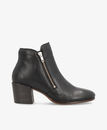 Sort støvle fra Shoedesign Copenhagen med lynlås og blokhæl.