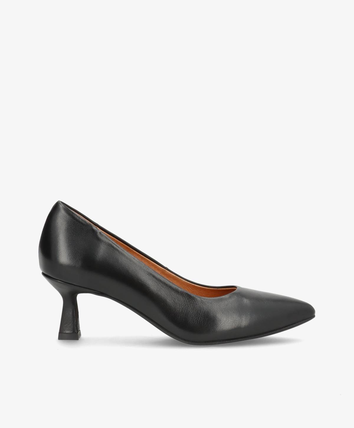 Sort pump fra Shoedesign Copenhagen med spids tå og lav hæl.